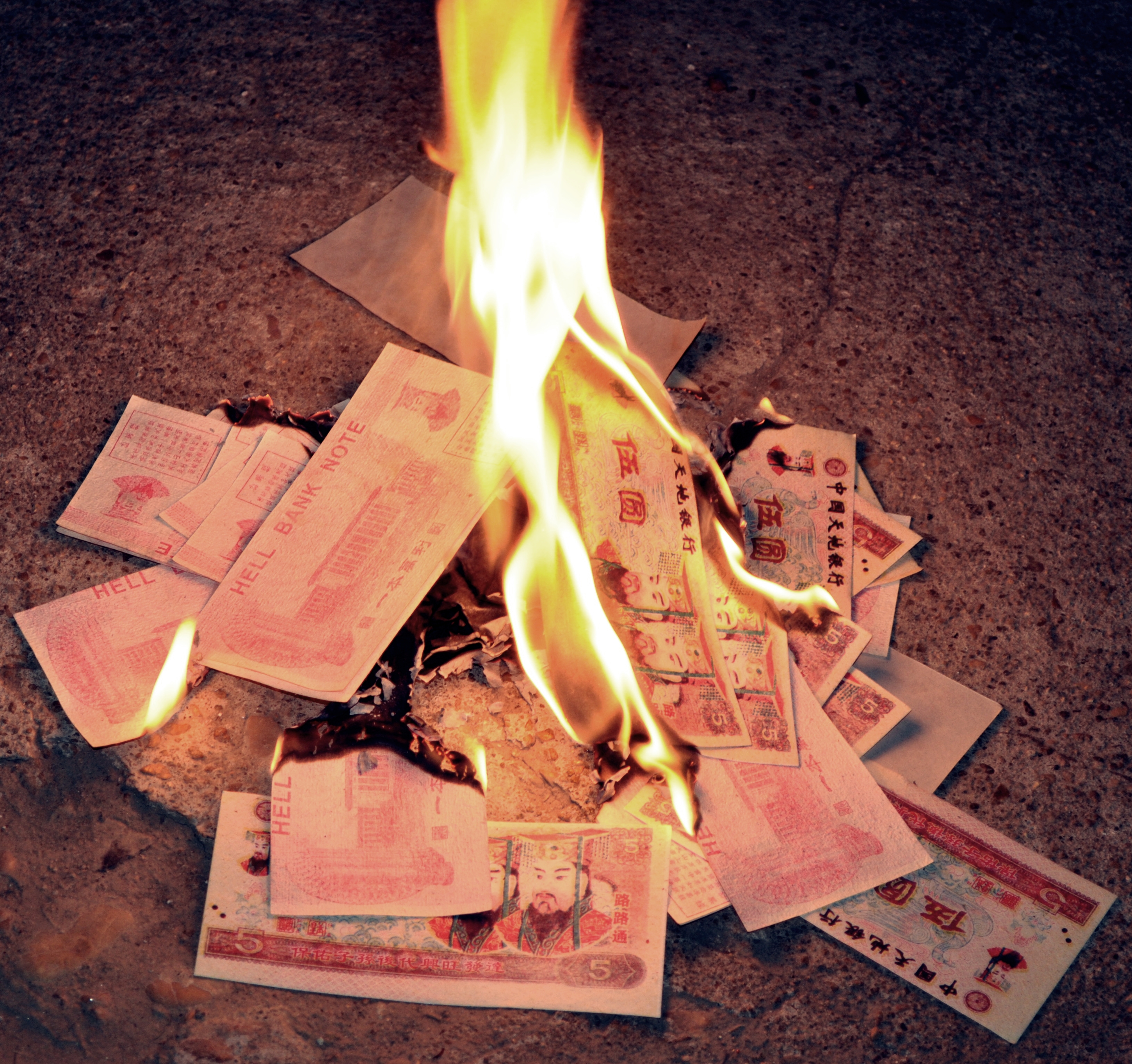 Сжигание денег. Цинмин праздник сжигают деньги. Сожжение денег. Сожжение бумажных денег. Сжечь купюру.